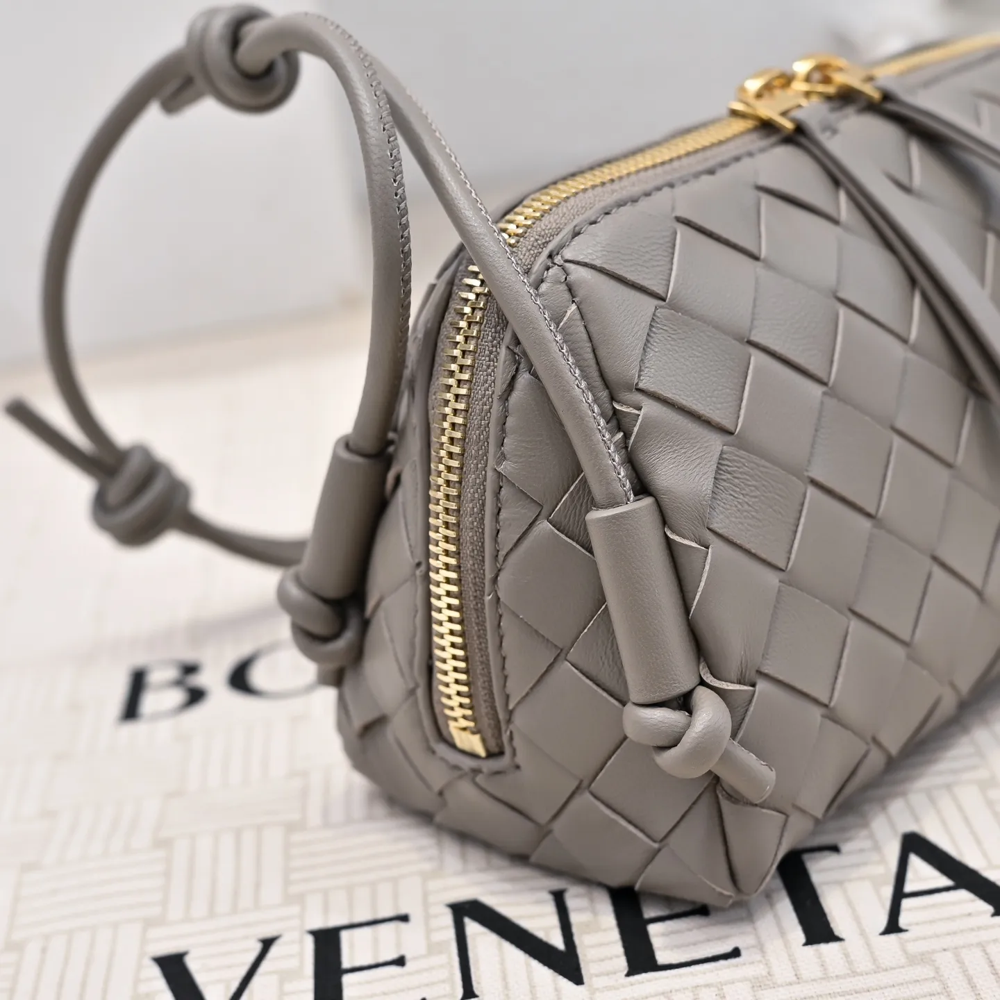 Batch 1260 #Bv The new Concert pouch is the most beautiful and practical mini bag I have ever seen 🎈 The bag body adopts the classic lntrecciato weaving process✅ It is equipped with a leather double-headed zipper, the opening is wide, easy to take and put, the shoulder strap knot can be slid to adjust the length freely, that is, 🉑️crossbody/underarm, and can be used as a clutch bag. Small body, large capacity, so practical! The key is that it is extremely versatile! Come and buy this small, exquisite, beautiful and versatile bag 👍 Model: 4258 Size: 18.5*11.5*8.5
